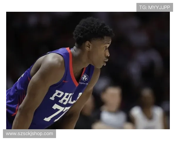 埃奇库姆倒地抢断展现速度76人迅速暂停保护球权